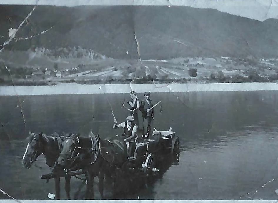 Dvojzáprah s povozom stojaci vo Váhu pri Vrútkach, na voze bratia — naši starí otcovia, oproti Lipovec